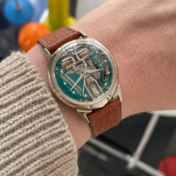 The Bulova Accutron in White Gold - Image 4