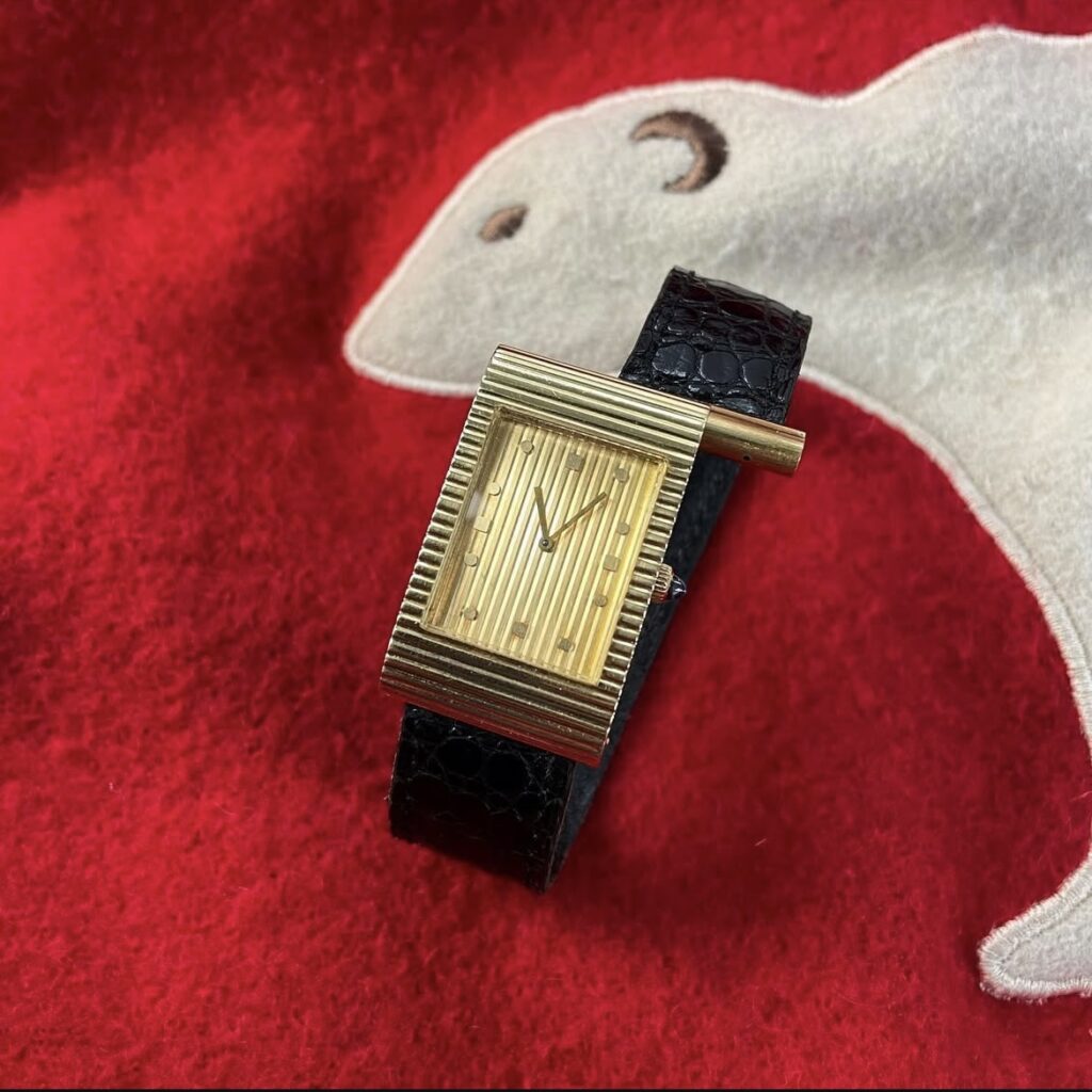 An example of the most seen Boucheron finishing, where a striped pattern covers the case and dial.